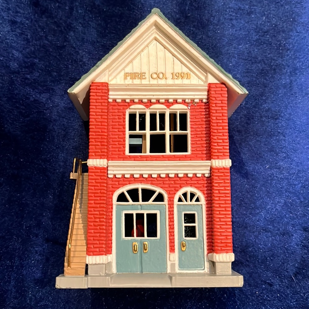 1991 Hallmark Keepsake Ornament Fire Station, 8th In Nostalgic Houses & Shops